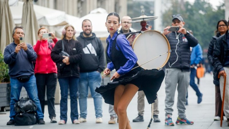 El sonido de una tradición: chinchineros defienden su lugar en la Plaza de Armas ante nuevas restricciones