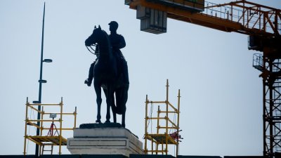 23 capas de pintura, vapor y $102 millones: Así fue la restauración del plinto del monumento a Baquedano