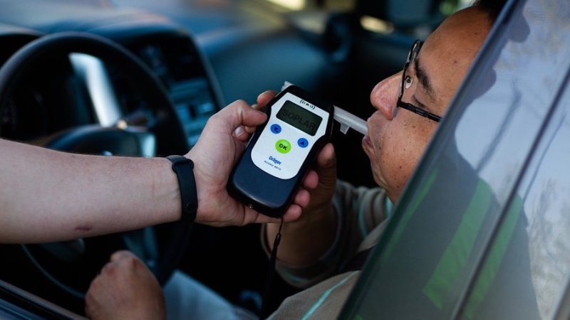 “He manejado así antes y nunca pasó nada”: Expertos revelan la trampa mental detrás de conducir después de beber