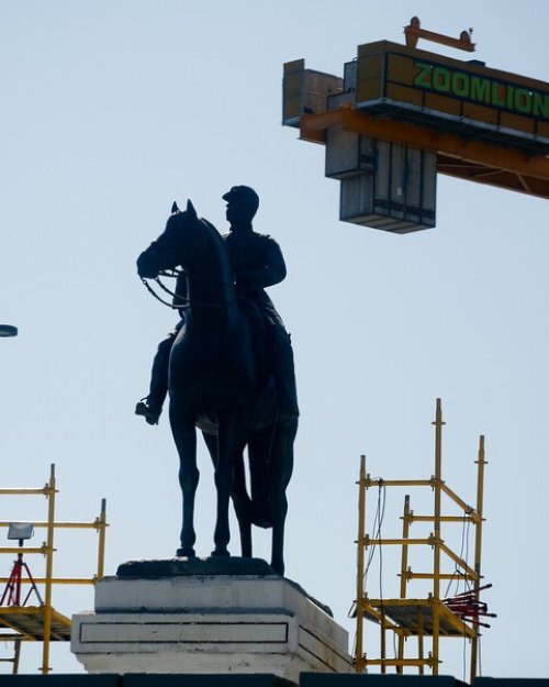 Monumento a Baquedano vuelve a quedar expuesto en Plaza Baquedano tras retiro de muros