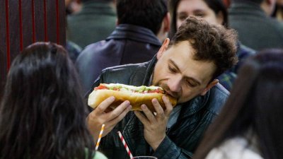 El completo ya no es tan barato: el alza de precios impacta a uno de los clásicos de la comida chilena