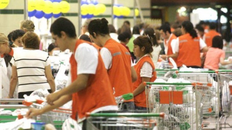 Diputados UDI piden al Gobierno evaluar que estudiantes puedan volver a trabajar como empaquetadores de supermercado