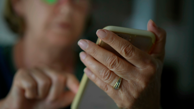 Del entretenimiento a la dependencia: Las señales que alertan sobre un uso problemático del celular en adultos mayores