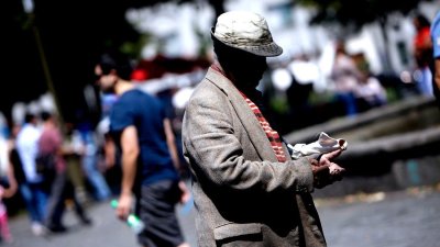 Alcohol en personas mayores: Hombres de 65 a 75 años concentran las mayores tasas de mortalidad por dependencia