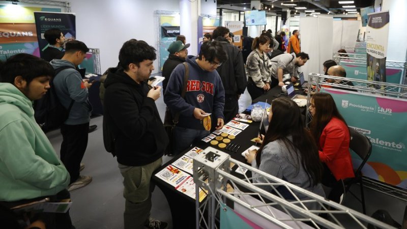 ¿Por qué Chile tiene el mayor desempleo de Sudamérica?: Barreras para jóvenes y mujeres que tensionan el mercado laboral