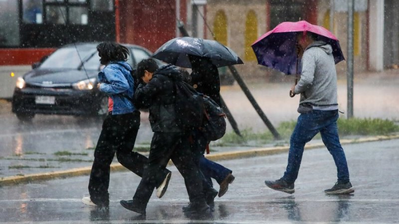 Sistema frontal: 10 comunas de la Región Metropolitana suspenderán las clases este martes