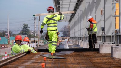 Malos para el agua, la fruta y el deporte: Estudio reveló los pocos hábitos saludables que cultivan los trabajadores en Chile