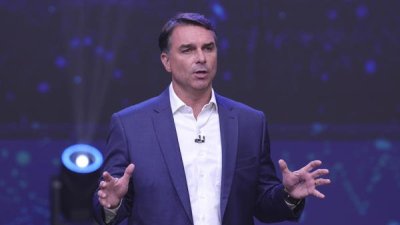 Exembajador Sebastián Depolo aborda la salida de Flávio Bolsonaro de Brasil y advierte "fisura" en la ultraderecha latinoamericana